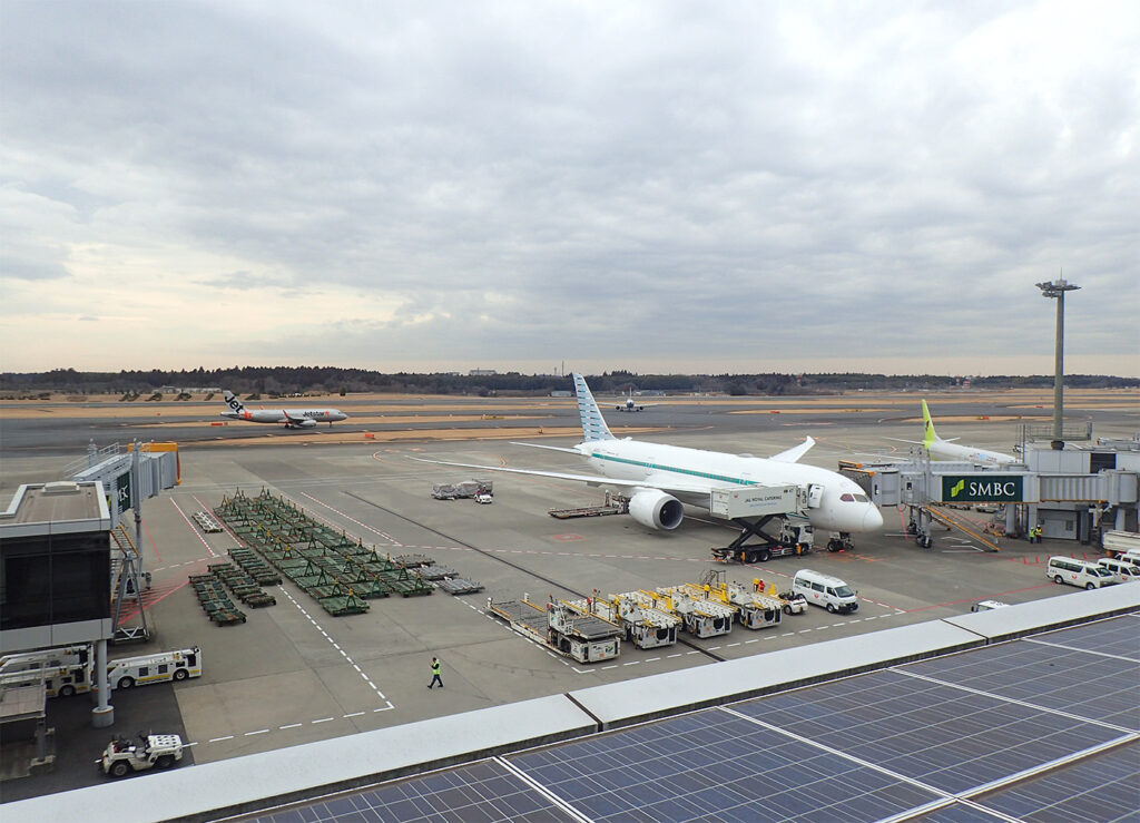 成田空港第1ターミナルの展望台から今回乗るZIP AIR航空機を眺める