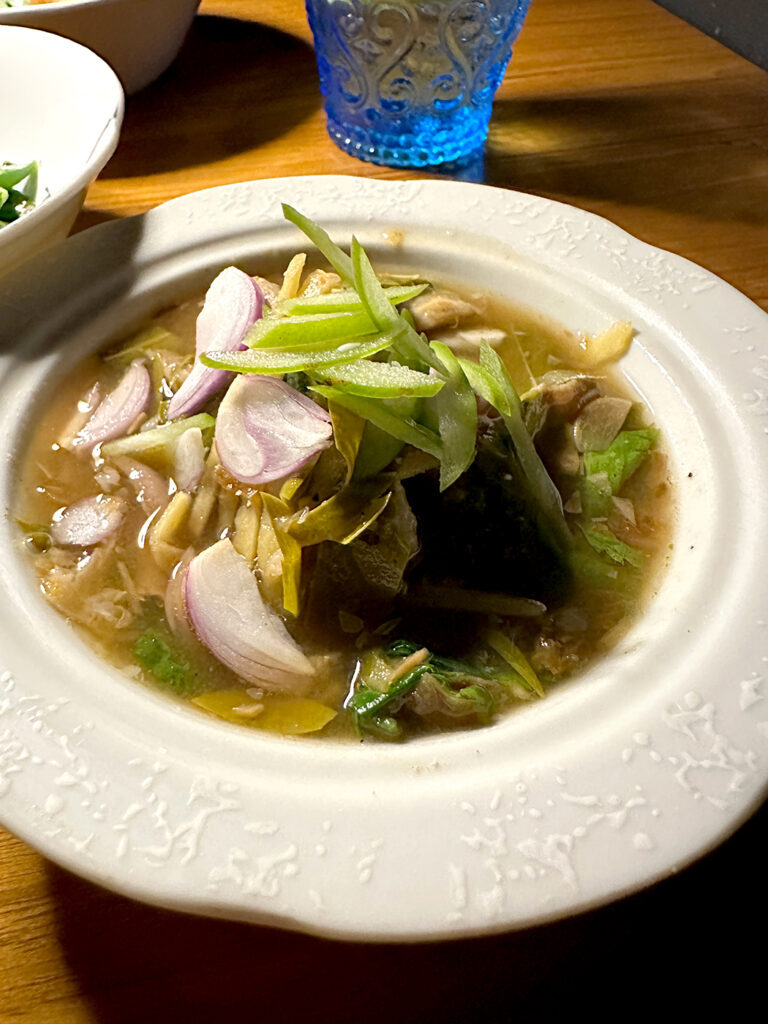 タイの梅の葉と生姜を添えた鴨の煮込み