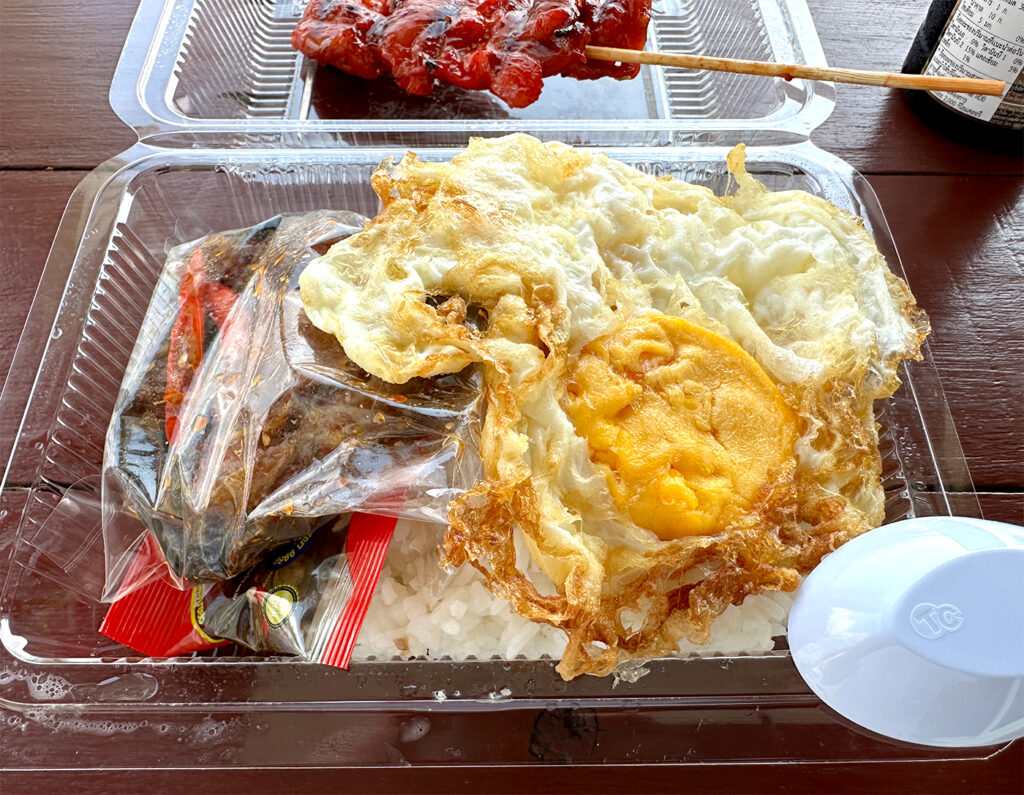 揚げた魚に甘辛ダレを絡めた目玉焼き付きご飯