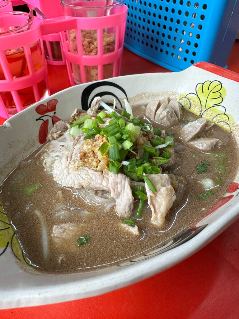 ジャイサンマショップの「牛肉バジルスープ麺」